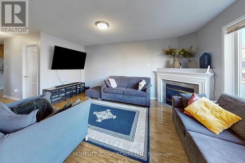 4 Kalmar Crescent, Richmond Hill, ON - Indoor Photo Showing Living Room With Fireplace