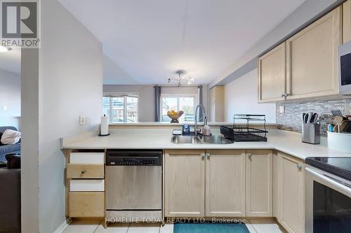 4 Kalmar Crescent, Richmond Hill, ON - Indoor Photo Showing Kitchen With Double Sink