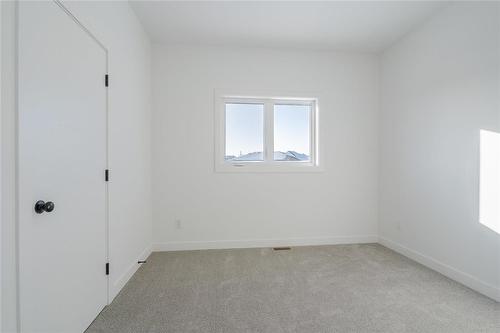 10 Cardinal Way, Landmark, MB - Indoor Photo Showing Other Room