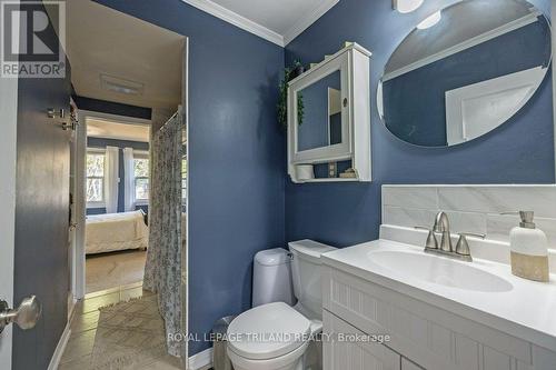 218 Sterling Street, London, ON - Indoor Photo Showing Bathroom