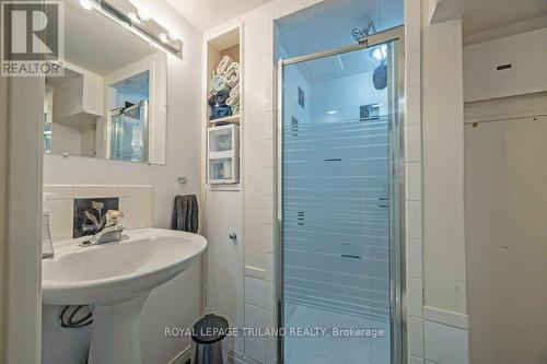 218 Sterling Street, London, ON - Indoor Photo Showing Bathroom