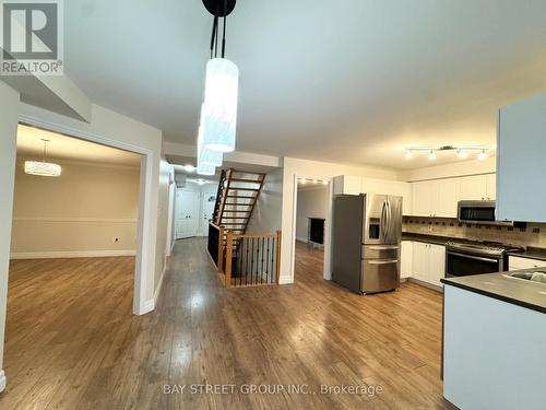 28 Shalom Way, Barrie, ON - Indoor Photo Showing Kitchen With Double Sink