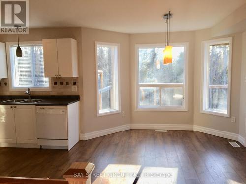 28 Shalom Way, Barrie, ON - Indoor Photo Showing Kitchen With Double Sink