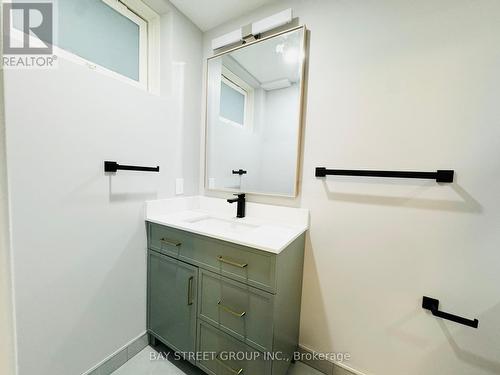 28 Shalom Way, Barrie, ON - Indoor Photo Showing Bathroom