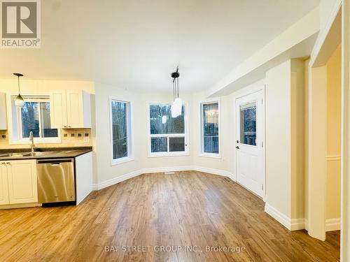 28 Shalom Way, Barrie, ON - Indoor Photo Showing Kitchen