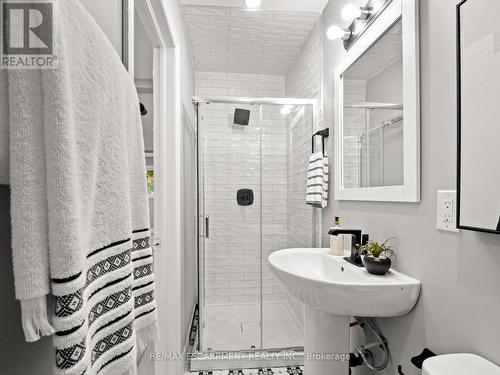 330 Dieppe Street, Welland, ON - Indoor Photo Showing Bathroom