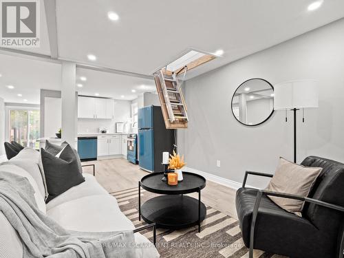 330 Dieppe Street, Welland, ON - Indoor Photo Showing Living Room