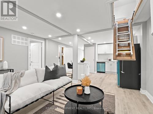 330 Dieppe Street, Welland, ON - Indoor Photo Showing Living Room