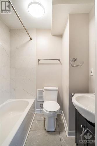 1821 Walkley Road Unit#8, Ottawa, ON - Indoor Photo Showing Bathroom