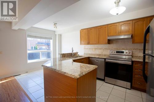 9 Queensland Crescent, Caledon, ON - Indoor Photo Showing Kitchen