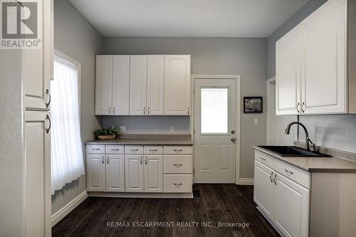 94 Pleasant Avenue, St. Catharines, ON - Indoor Photo Showing Kitchen