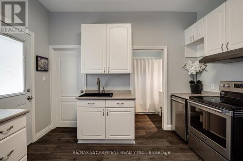 94 Pleasant Avenue, St. Catharines, ON - Indoor Photo Showing Kitchen