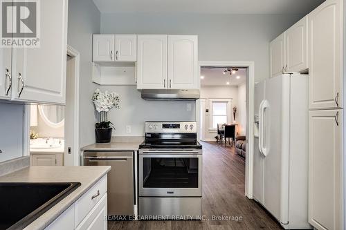 94 Pleasant Avenue, St. Catharines, ON - Indoor Photo Showing Kitchen