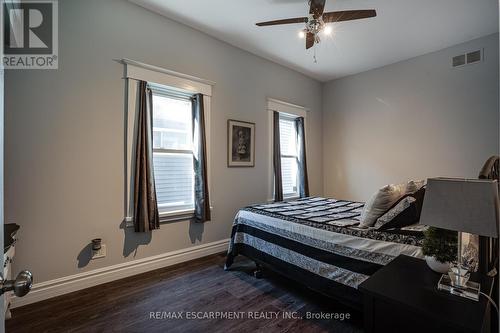 94 Pleasant Avenue, St. Catharines, ON - Indoor Photo Showing Bedroom