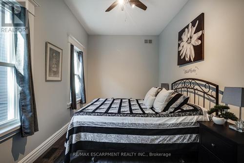 94 Pleasant Avenue, St. Catharines, ON - Indoor Photo Showing Bedroom