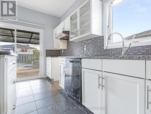 32 Donker Drive, St. Thomas, ON - Indoor Photo Showing Kitchen With Upgraded Kitchen