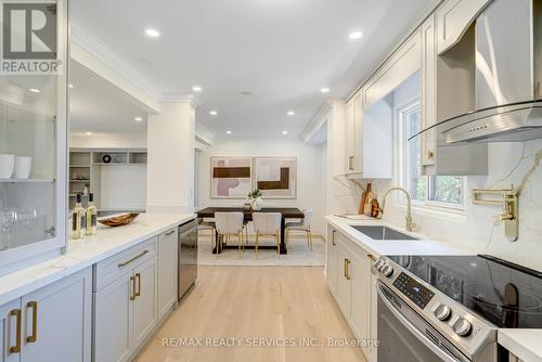 5133 Cherryhill Cres, Burlington, ON - Indoor Photo Showing Kitchen With Upgraded Kitchen