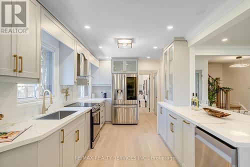 5133 Cherryhill Cres, Burlington, ON - Indoor Photo Showing Kitchen With Upgraded Kitchen