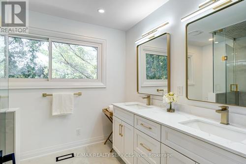 5133 Cherryhill Cres, Burlington, ON - Indoor Photo Showing Bathroom