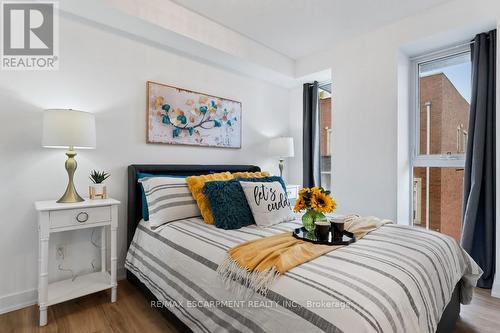 210 - 370 Martha Street, Burlington, ON - Indoor Photo Showing Bedroom