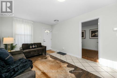 536 John Street N, Hamilton, ON - Indoor Photo Showing Living Room