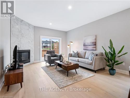 27 Austin Drive, Welland, ON - Indoor Photo Showing Living Room