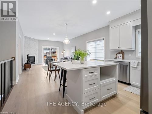 27 Austin Drive, Welland, ON - Indoor Photo Showing Kitchen With Upgraded Kitchen