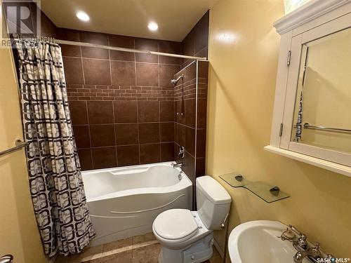 895 7Th Avenue Nw, Moose Jaw, SK - Indoor Photo Showing Bathroom