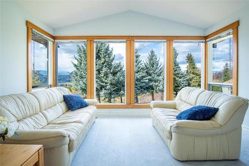 363 Northwind Drive, Vernon, BC - Indoor Photo Showing Living Room