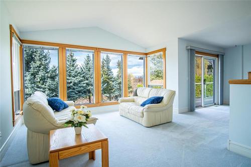 363 Northwind Drive, Vernon, BC - Indoor Photo Showing Living Room