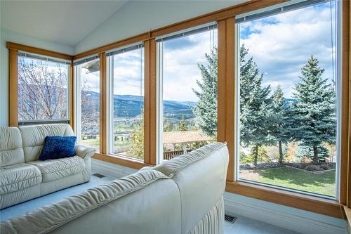 363 Northwind Drive, Vernon, BC - Indoor Photo Showing Living Room