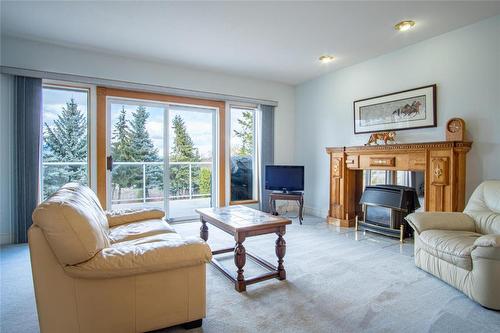 363 Northwind Drive, Vernon, BC - Indoor Photo Showing Living Room