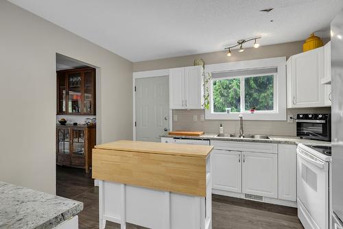 2612 Applewood Road, West Kelowna, BC - Indoor Photo Showing Kitchen With Double Sink