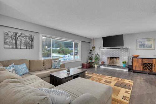 2612 Applewood Road, West Kelowna, BC - Indoor Photo Showing Living Room With Fireplace