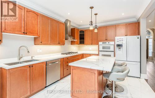 137 Spring Azure Crescent, Oakville, ON - Indoor Photo Showing Kitchen With Double Sink