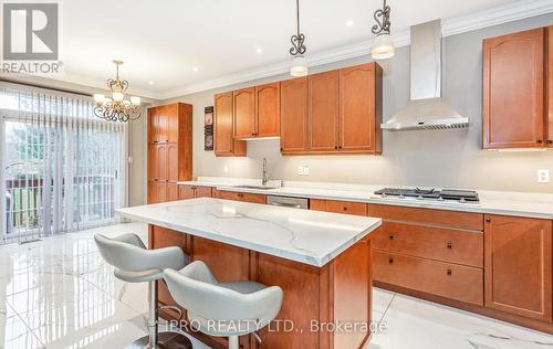 137 Spring Azure Crescent, Oakville, ON - Indoor Photo Showing Kitchen