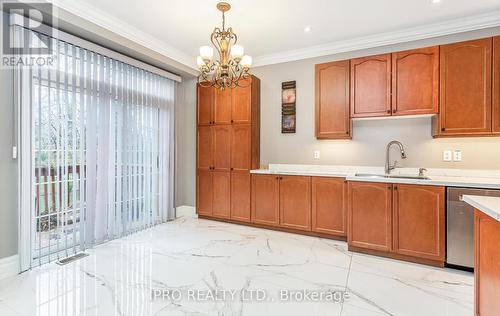 137 Spring Azure Crescent, Oakville, ON - Indoor Photo Showing Kitchen With Double Sink