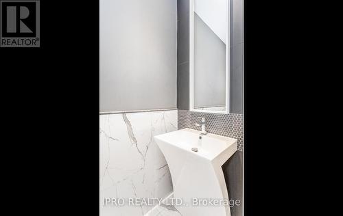 137 Spring Azure Crescent, Oakville, ON - Indoor Photo Showing Bathroom