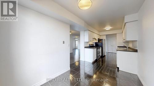 812 - 35 Kingsbridge Gardens, Mississauga, ON - Indoor Photo Showing Kitchen