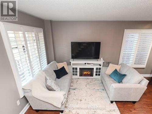 2554 Dashwood Drive, Oakville, ON - Indoor Photo Showing Living Room