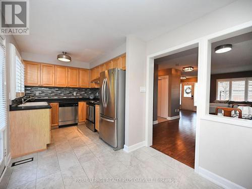 2554 Dashwood Drive, Oakville, ON - Indoor Photo Showing Kitchen