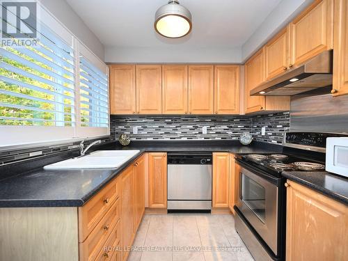 2554 Dashwood Drive, Oakville, ON - Indoor Photo Showing Kitchen