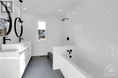 46A Fourth Avenue, Ottawa, ON - Indoor Photo Showing Bathroom