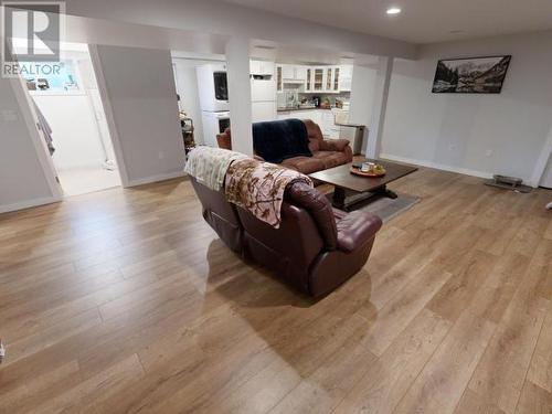 7334 Field Street, Powell River, BC - Indoor Photo Showing Living Room