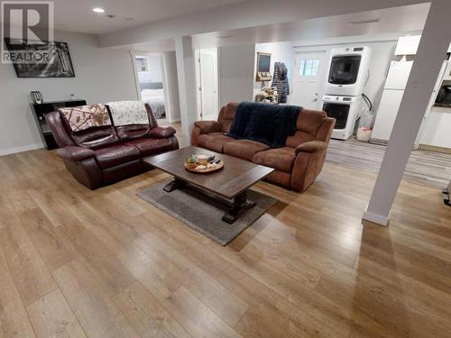 7334 Field Street, Powell River, BC - Indoor Photo Showing Living Room