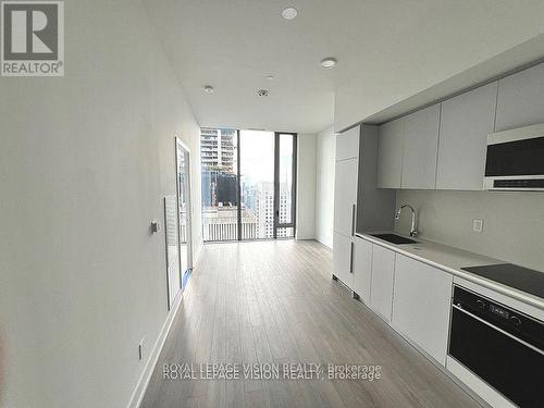 5004 - 8 Cumberland Street, Toronto, ON - Indoor Photo Showing Kitchen