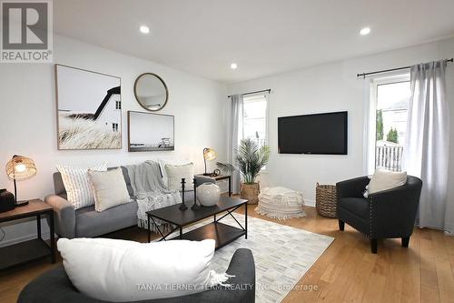 45 Joshua Boulevard, Whitby, ON - Indoor Photo Showing Living Room