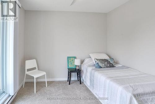 Unit 16 - 2 Paradise Boulevard, Ramara, ON - Indoor Photo Showing Bedroom