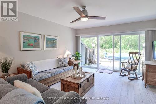 Unit 16 - 2 Paradise Boulevard, Ramara, ON - Indoor Photo Showing Living Room