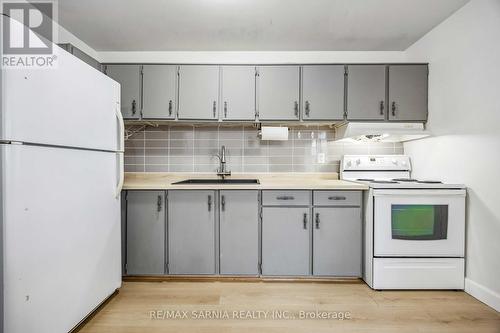 26 - 200 St Clair Boulevard, St. Clair, ON - Indoor Photo Showing Kitchen